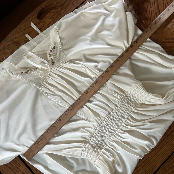 Vintage Embroidered Creamy White Nightgown - Picture 5 of 8